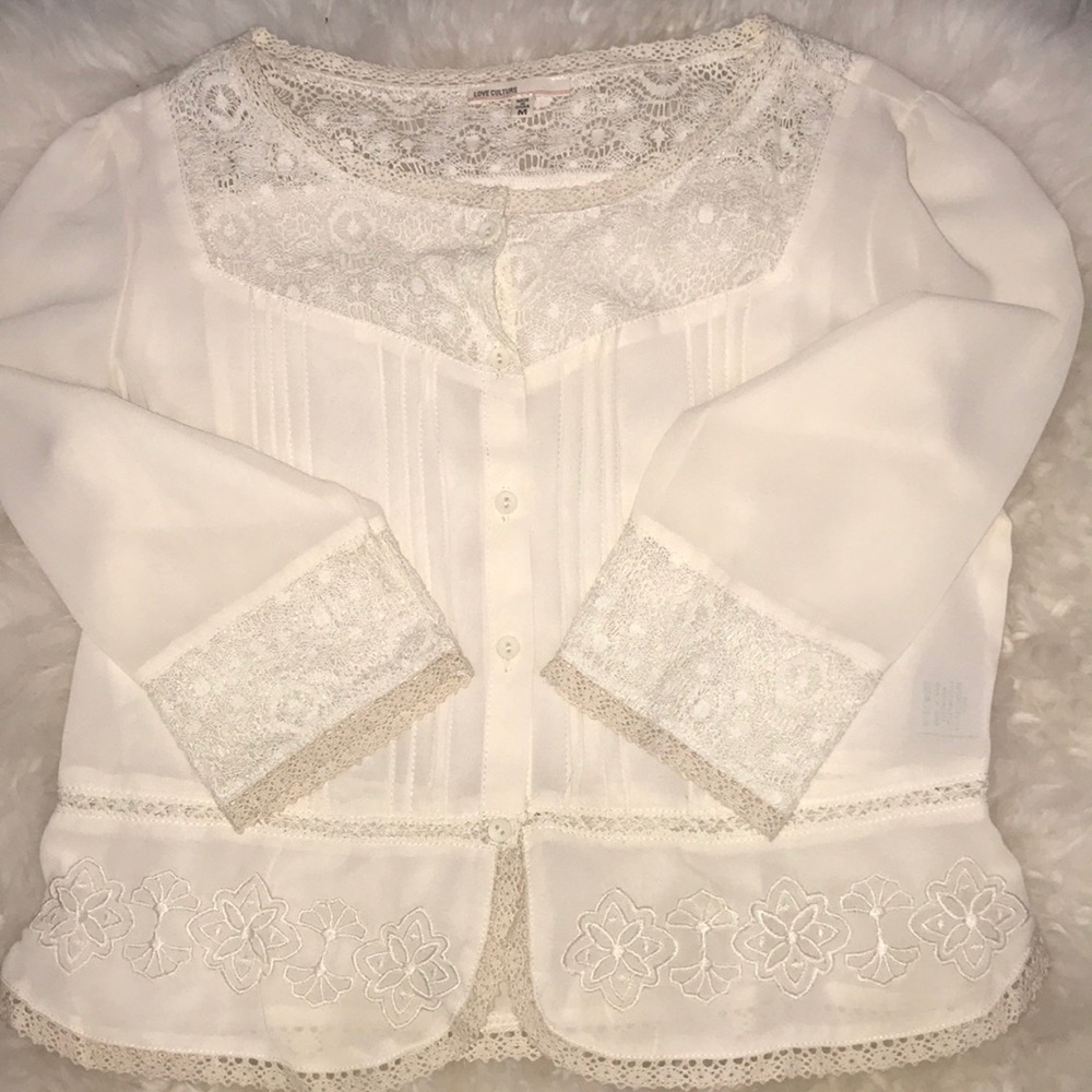 Ivory 3/4 sleeve embroidered button up blouse